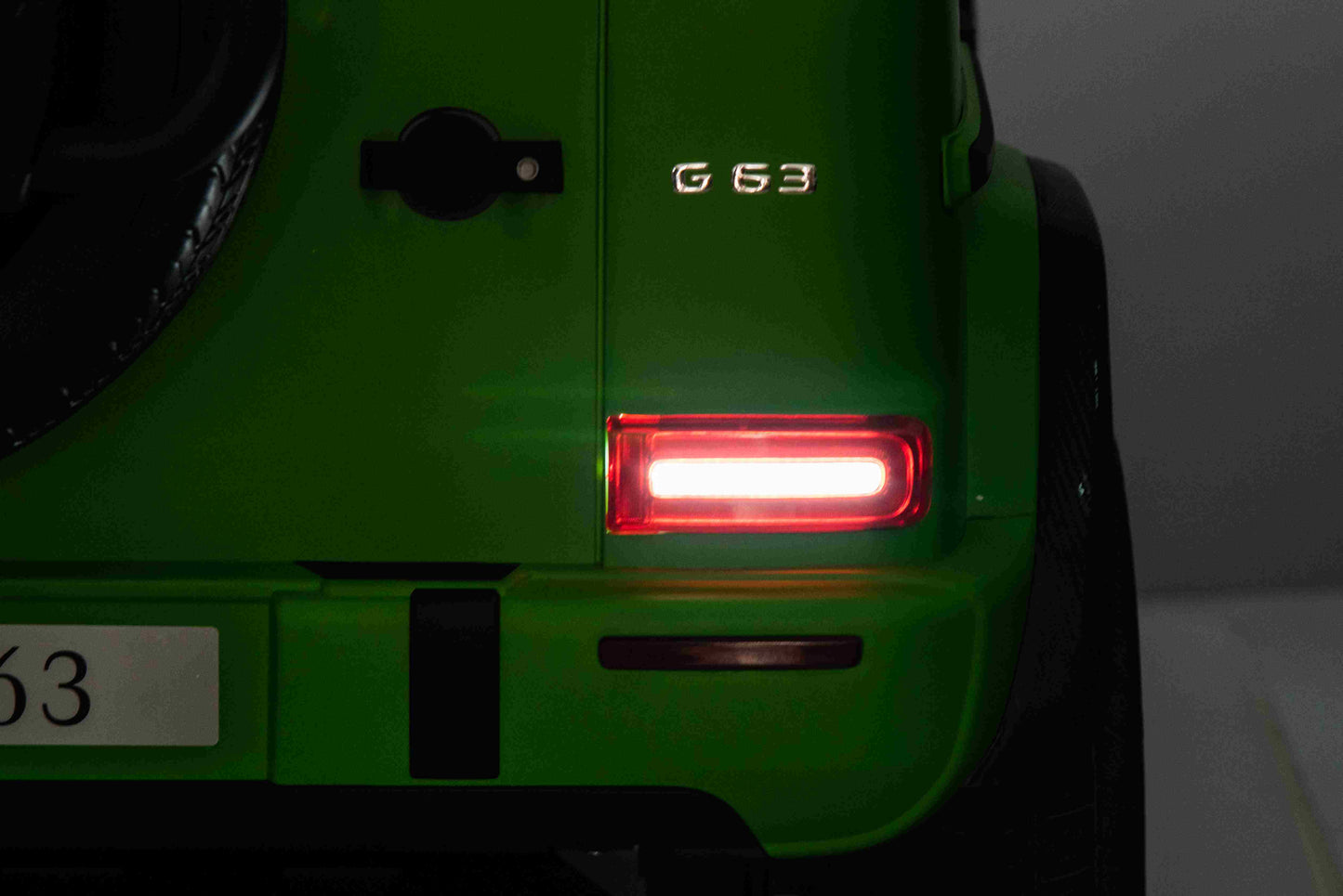 Licensed Mercedes-AMG G63- Battery 24V.14Ah, Motors 800W 4×4 Kids Ride-On Two seater Car-Mat Green